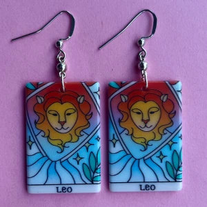 Leo örhängen  - Nickelfria krokar. Hämtas i Hornstull i Stockholm eller skickas mot fraktkostnad (18kr). 💕