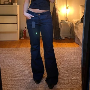 Low waist jeans - Jättefina jeans från marc o’polo! Low waist flared leg w28 L32. Hör av er vid frågor <3 helt oanvända