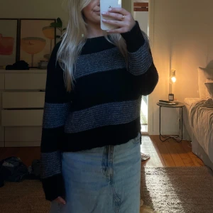Svart och silvrig stickad tröja - Jättefin svart och silvrig stickad tröja från Stockh lm storlek M. Bra skick och nopprar inte <3 bara skriv vid frågor 