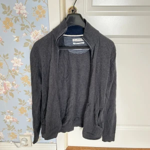 Stickad esprit fullzip - Stickad helzip tröja i storlek s