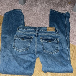 Lågmidjade bootcut jeans - Jätte fina lågmidjade bootcut jeans som tyvär är för korta för mig skriv för fler bilder eller frågor❤️