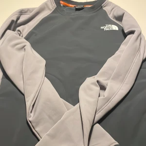 Nortface Tekware  - Den är I väldigt bra skick, inte använt så många gånger, perfekt för hösten som kommer 