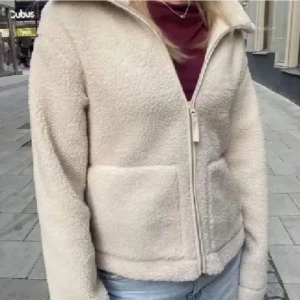 Teddyjacket - !!Liknande jacka på första bilden!! Jag säljer en jätte mysig teddyjacket från Hm i storlek 158/164! Jag är 166cm lång och den sitter superbra i storlek på mig. Den är perfekt till hösten och jag har använt den och förutom de små defekterna på ryggen(sista bilden) så är den i nyskick💓