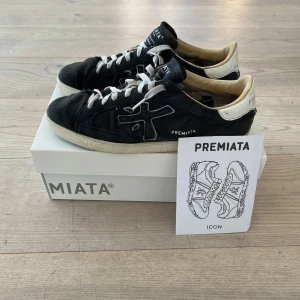 Premiatas - Dessa premiatas är i storlek 43. Har använt dom i sommar men är ändå väldigt bra skick. 9/10 i skick inga defekter bara lite smutsiga men inte alls mycket. Skriv om ni är intresserade🙃