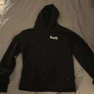Levis hoodie  - Säljer en svart Levis hoodie som sitter relaxed. Bra skick   Hör av dig om du har en fråga