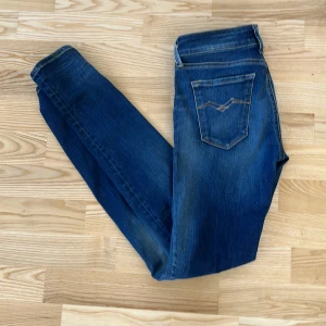 Replay jeans  - Tjena säljer dessa feta par replay jeans, aldrig använda, passar ganska tight👍