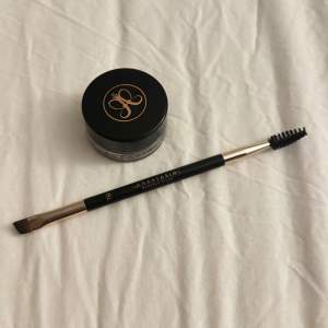 Anastasia brow pomade i färgen ebony & brow brush 7B. Aldrig använda, pris på lyko 247kr och 279kr 🤎mitt pris är förhandlingsbart 