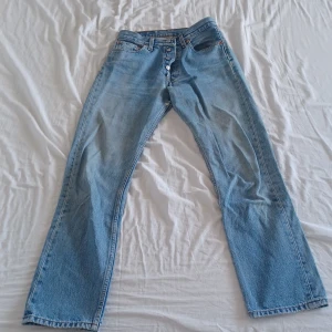 Vintage Levi's 501 jeans - Säljer vintage Levi's 501 jeans som jag fick från min mormor. Jeans är i bra skick. Storlek 28.