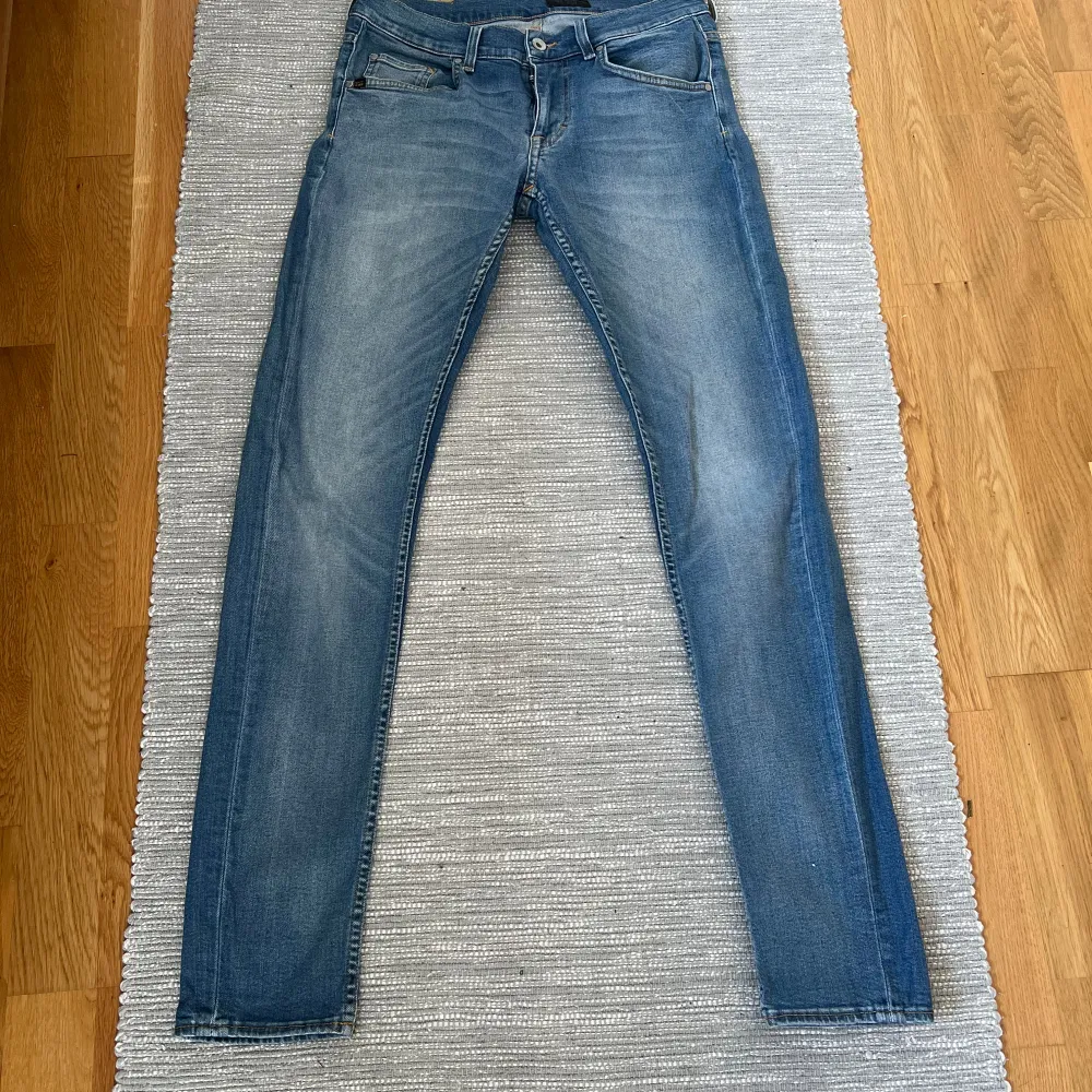 Säljer nu dessa Tiger of Sweden jeans i riktigt bra skick (9/10) i storlek 30/32 slimfit. Inga defekter tillkommer  Har ni frågor eller vill ha fler bilder finns det i DM. Jeans & Byxor.