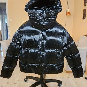 Calvin Klein jacka - Är tvungen att sälja min fina jacka, jag gick ner i vikt och den blev för stor för mig. Den är använd fåtal gånger och är i gott skick. Den är i storlek S. Finns i Farsta. 