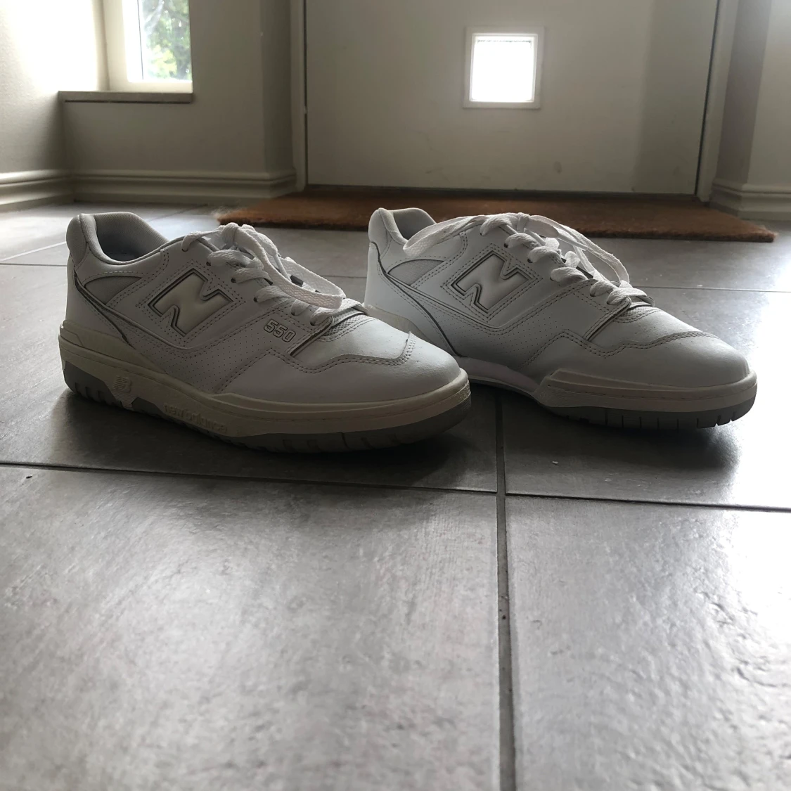 Vita och gråa New Balance 55”