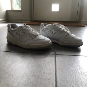 Vita och gråa New Balance 55” - Säljer dessa pga försmå. De är knappt använda kanske 4-7 gånger. Det är den perfekta skon att ha nu inför hösten! De är storlek 41 och en halv. Köpta ny pris 1700:- men säljer mycket billigare på grund av att lådan är sönder. Pris kan diskuteras.