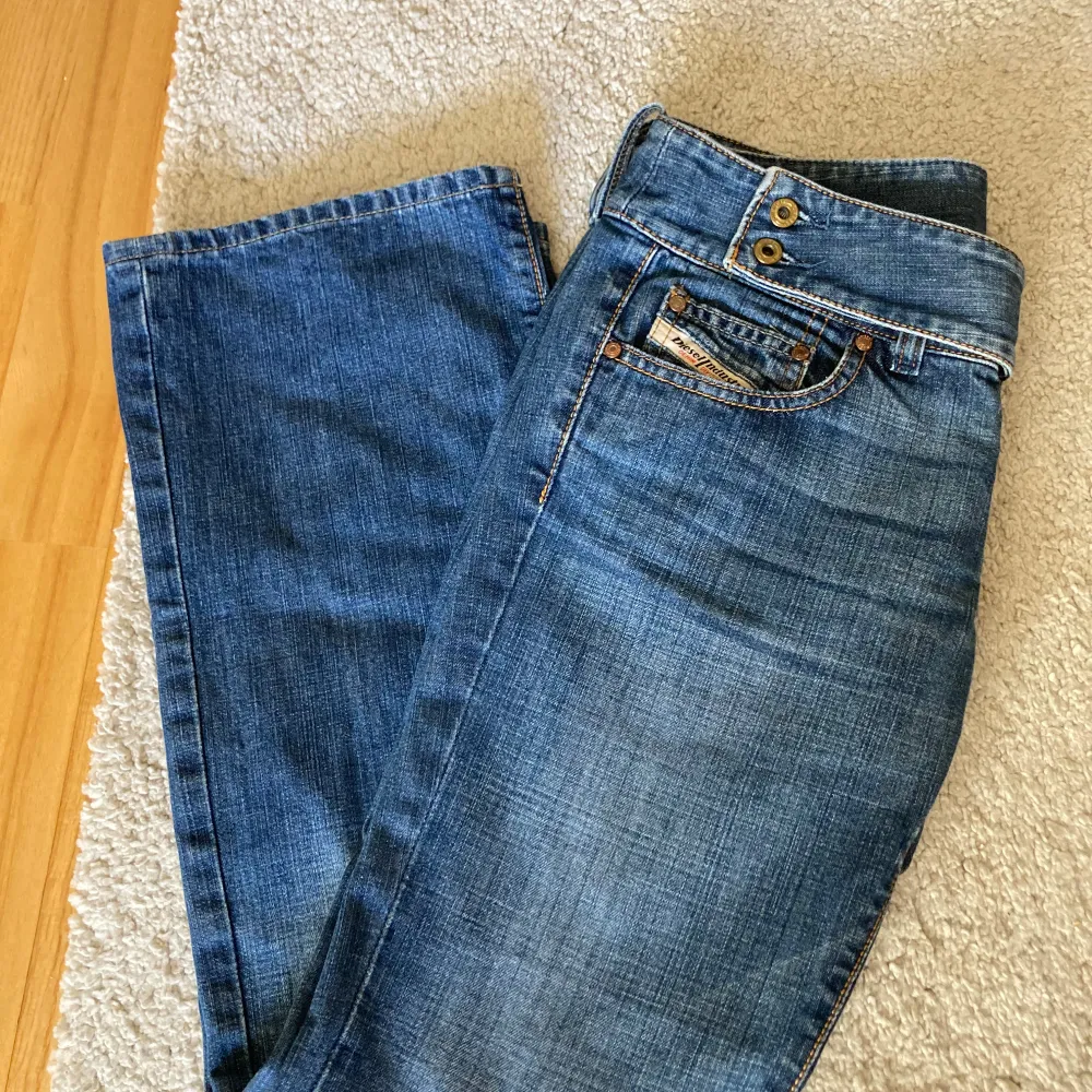 Säljer ett par snygga diesel jeans med 2 knappar och även ett bredare band som är fint💕jättebra skick utan fläckar. . Jeans & Byxor.