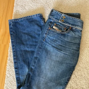 Diesel jeans - Säljer ett par snygga diesel jeans med 2 knappar och även ett bredare band som är fint💕jättebra skick utan fläckar. 