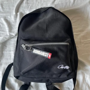 Corteiz lil big backpack  - Corteiz ryggsäck från drop i november 2022. Liten accessoar ryggsäck så inget man får plats med en dator i men möjligtvis en iPad, se bild för referens. Aldrig använd. Digitalt kvitto finns.