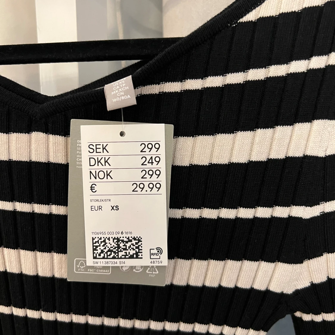 Vit/ svart randig tunn stickad klänning  - 90