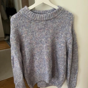 Lila Stickad tröja - Superfin lila stickad tröja. Sticks inte. Knappt använd i nyskick. Stl S men passar en XS om man önskar den lite oversized.