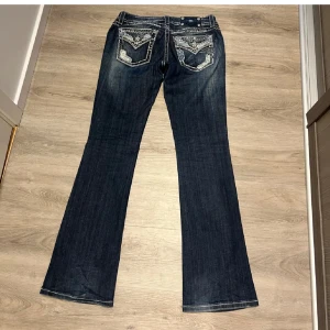 Miss me jeans - Säljer mina favvo jeans för känner att dom inte sitter som jag vill. Har fått ett hål vid hälen, skriv dm för o se. Midjemått 38,5 cm och innerbenslängden är 83 cm💗