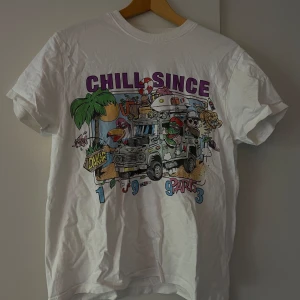 T-short med tryck - Säljer den här tishan från brandy Melville eftersom den aldrig kommit till användning!