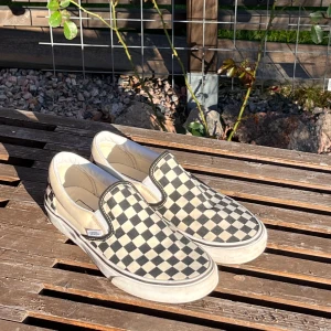 Vans Classic Slip-On - Vans classic slip-on(svarta och vita) använda fåtal gånger. Dem är hela men har lite smutsig sula, kan tvättas bort. Hör av er om ni har några frågor.