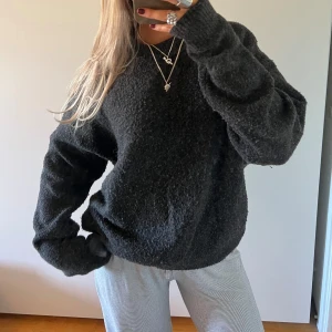 Mörkgrå stickadtröja  - Oversize stickadtröja med ull i sig, storlek S men stor i storleken🖤🫧