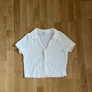 T-shirt  - Lite annorlunda T-shirt men den är jättegullig! Jag har bara använt den 1 gång. Storlek M man jag brukar egentligen ha s/xs, plus att det är väldigt stretchigt material så den passar väldigt många! 