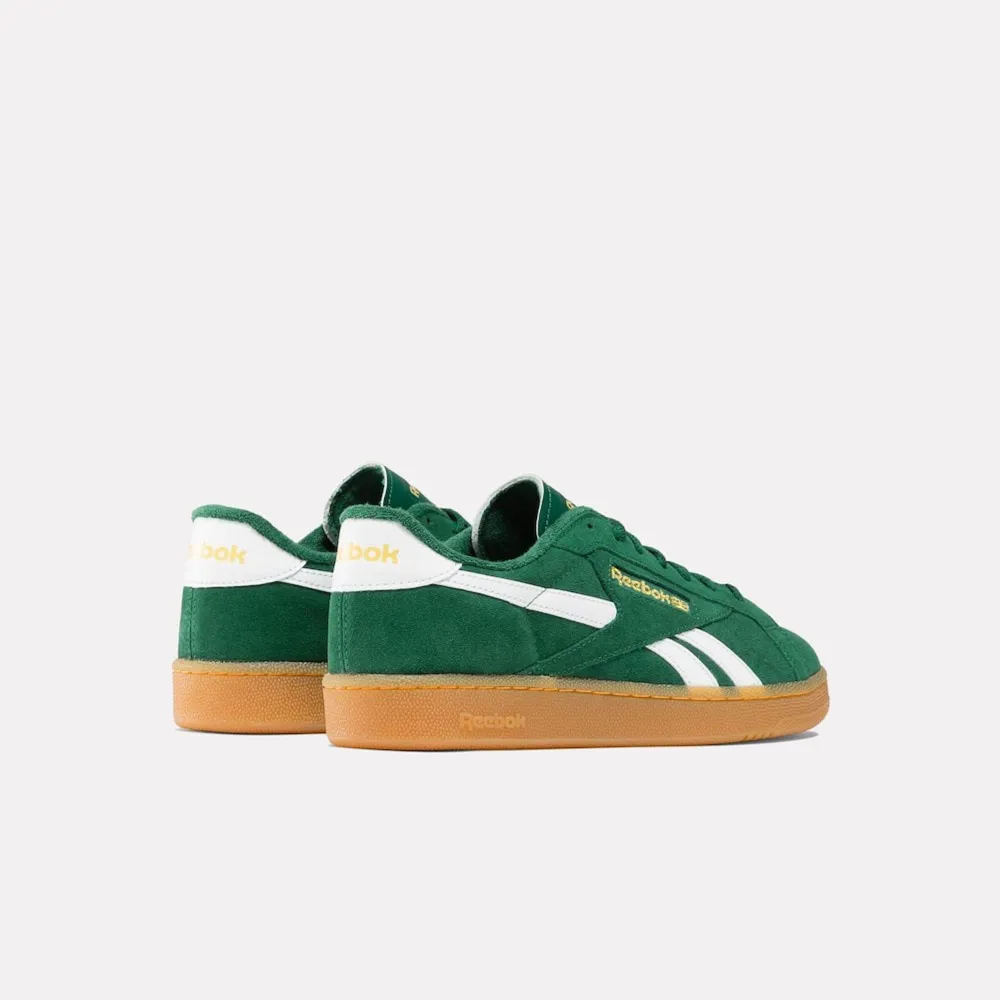 Helt oanvända gröna reebok club c. Storlek 43/Us10 passar 43/44 skulle jag säga. Lapparna kvar osv. Nypris 1250kr. Skor.