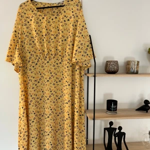Gul blommig klänning  - Gul blommig klänning från Linda-Maries kollektion med Ellos.  Storlek: EU54-58
