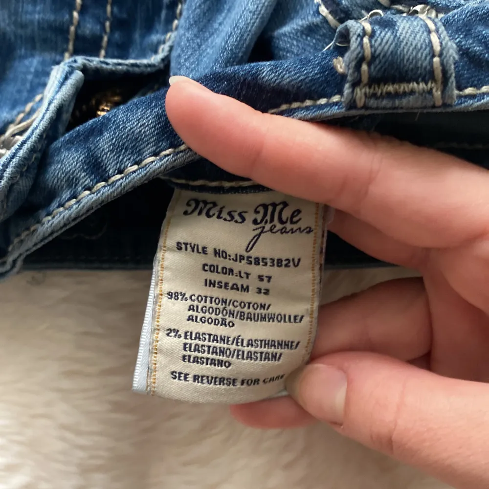 🤍Säljer mina fina miss me jeans i bootcut pga att de inte passar mig.  I storlek 28, 40cm i midjemått. Är i okej skick men  sliten runt bakfickorna.. Jeans & Byxor.