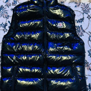 Moncler Väst  - Säljer en Moncler Väst jätte fin inga skador, storleken är M/L pris kan diskuteras!
