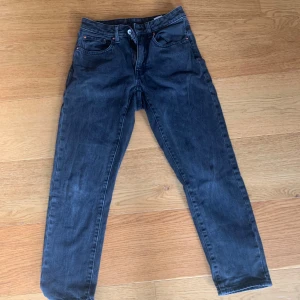 Vailent jeans - Svart/grå. Tapered fit. Passar en 13-14åring