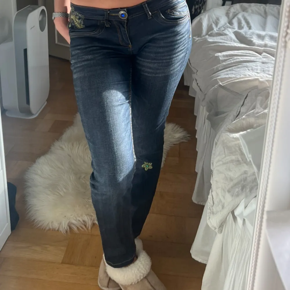 Säljer dessa ASSNYGGA lågmidjade jenasen med mönster och sömmar runt midjan och på bakfickorna. Super snygga med höga stövlar!😍. Jeans & Byxor.