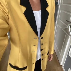 Kavaj  - Gul och svart Vintage kavaj. 90 tal. I väldigt gott skick. 