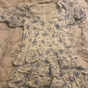 Blommig klänning  - Säljer min midsommar klänning som är i storlek M, den är endast använd en gång och säljs pga fel storlek. 🌸 