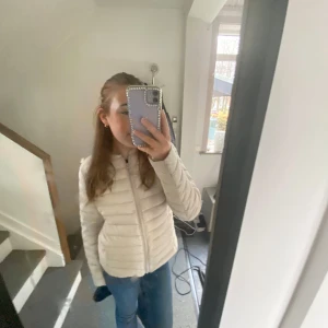 Jacka  - Jättefin vit jacka från Åhléns!  Den har lite fläckar därav priset!  Dne sälj inte längre men tror att jag köpte för runt 600kr🎀🎀 Strl 36/38 / S 