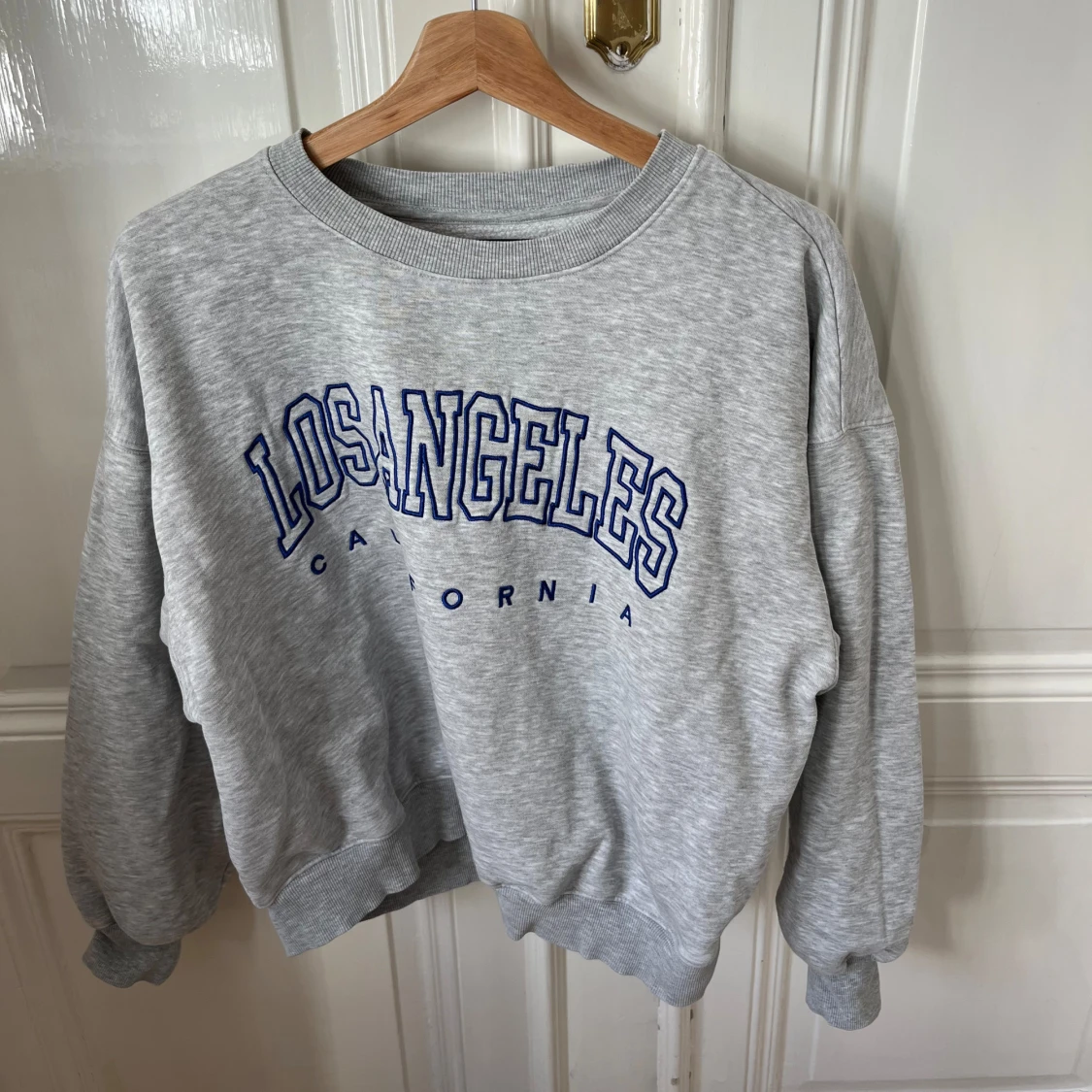 Grå sweatshirt med tryck  - 90