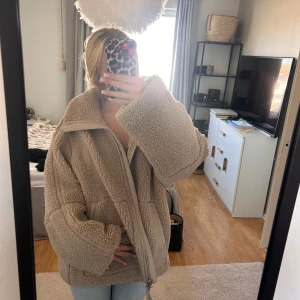 Teddyjacka hm - Superfin slutsåld teddyjacka från hm i storlek L. Snyggt oversized på mig som egentligen har mest S💗