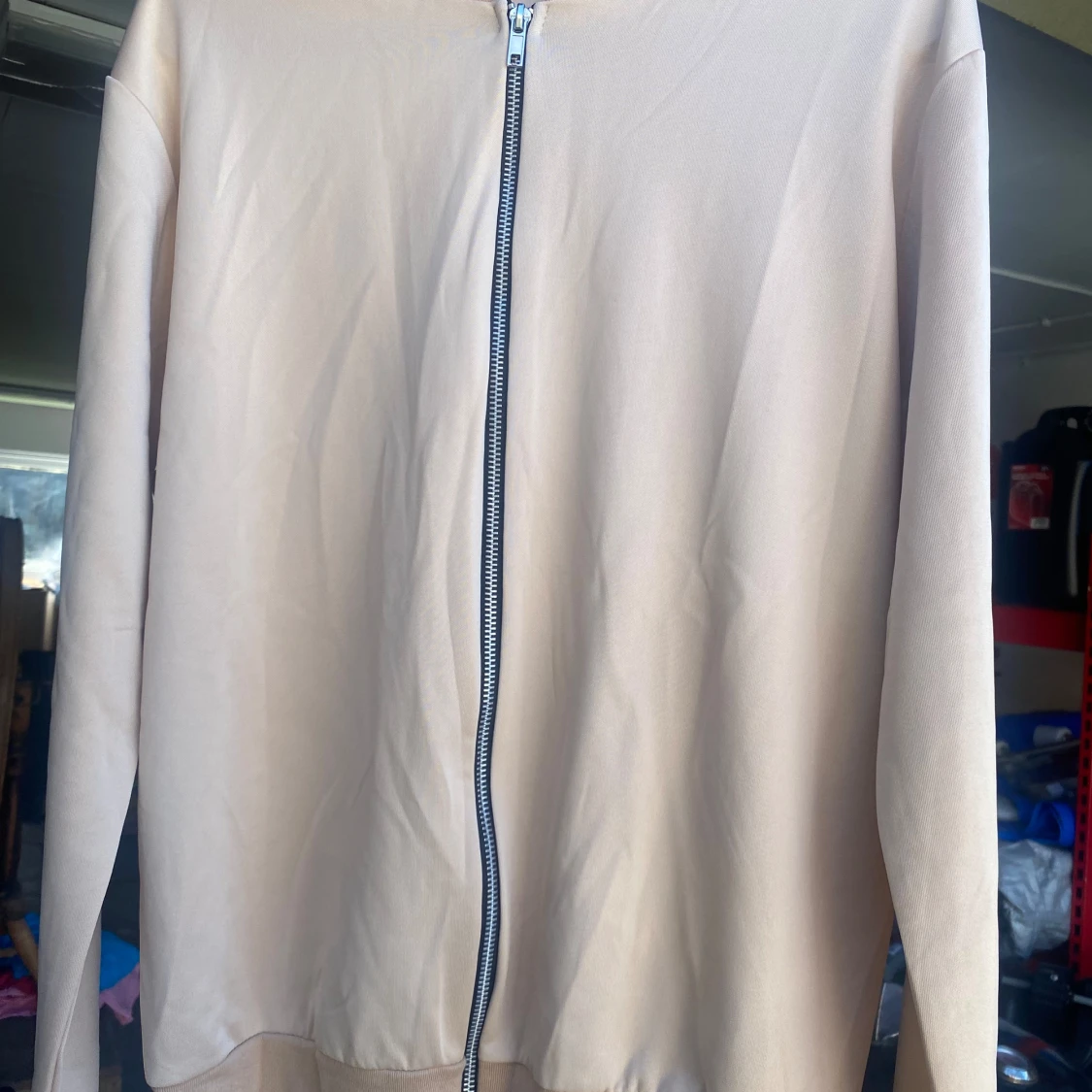 Beige jacka från Boohoo