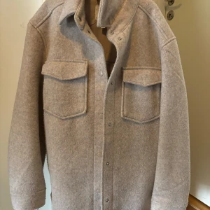 beige kappa - Supersöt beige kappa som knappt är använd Strl XS, men passar S/M Köpte för600kr