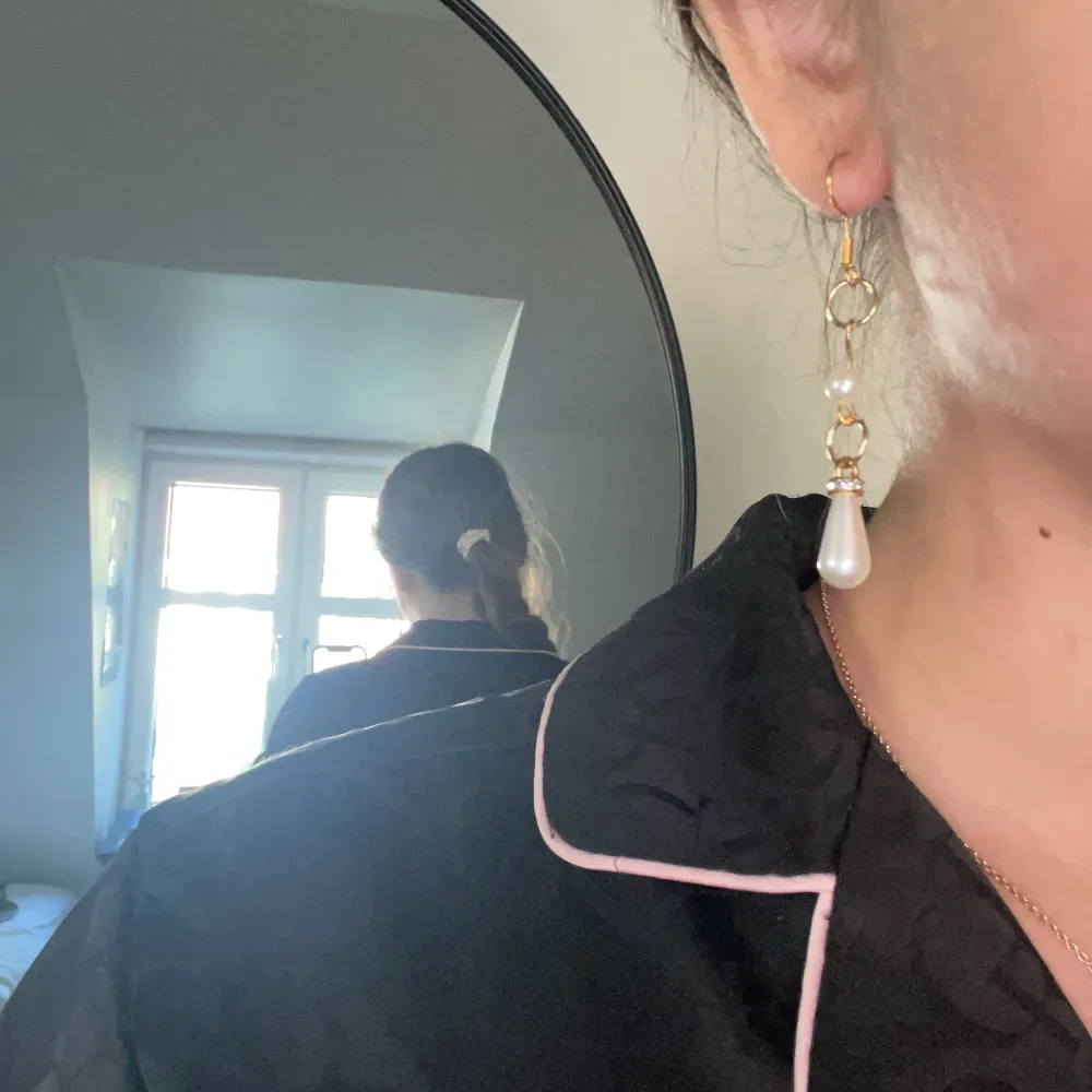 Långa guldiga pärl örhängen. Finns bara ett par i guld så var snabb! Följ TikTok för mer info:adelzjewlery 💋💘. Accessoarer.