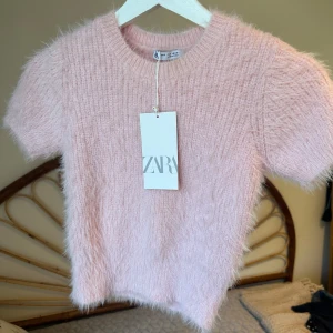 Zara stickad rosa t shirt  - Bara testad. Den är I STORLEK S MEN PASSAR XXS OCH XS!! lutsåld på hemsidan!  Obs. Det finns en liten sminkfläck på kragen, jag har inte tvättat den för att prislappen är kvar. 