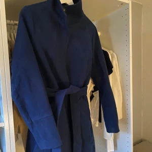 Blå kappa - Köpt på bubbleroom för 800kr. Väldigt fräsch och ser ut som ny.