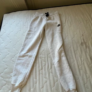 Nike byxor - Vita Nike byxor säljs även som dress i min profil Stl L junior Nyskick