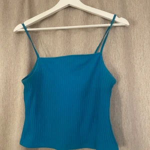 Blå topp  - Blå topp ifrån Zara, strl S. Mycket bra skick men kommer inte till användning! 