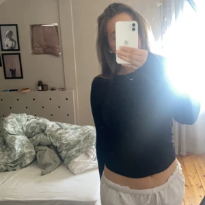 långärmad tröja - säljer denna tröja då jag har 2 lika dana😇 köpt för ungefär 100kr på hm och den är i väldigt bra skick🩷🙏🏻