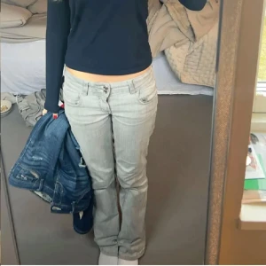 Low waist  - Superfina low waist jeans från Gina tricots barnavdelning, storlek 158 men för långa på mig som är ca 165🥰lite slita längst ner Innerbenslängden är va 79 cm oxh midjemått ca 34 cm men de är väldigt stretchiga🥰