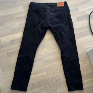 Herr Levis jeans  - Herr Levi s jeans. Använda 1 gång och tvättade 1 gång. Köpta i fel storlek därav försäljning. Ordinarie pris 1099kr.