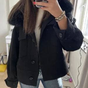 Meotine jacka - Säljer denna jätte snygga kappa från meotine. Användes i vår men är bra använd . 