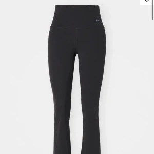 Nike träningsbyxor  - Säljer dessa otroliga träningsbyxor från Nike, skit snygga och super sköna, väldigt bra skick men säljer pga för små:(  köpt flr 1245kr 