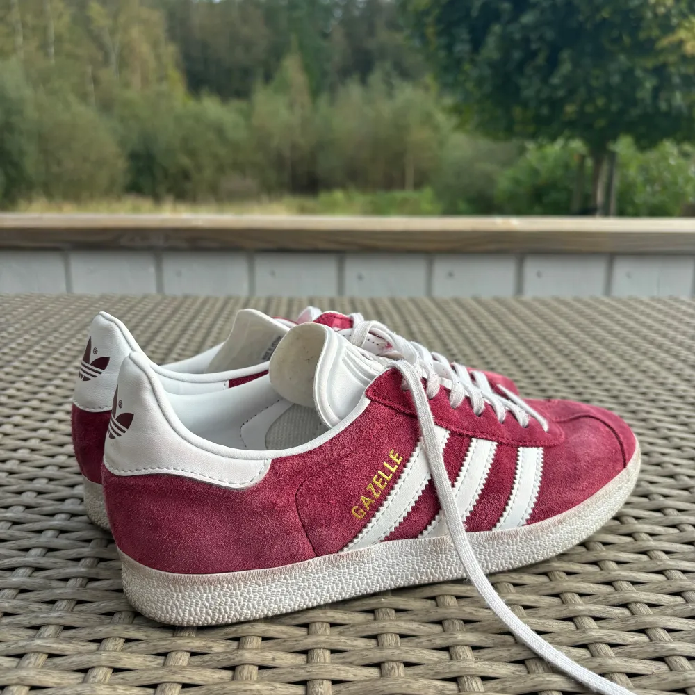 Fina och supersköna Adidas Gazelles, de kommer helt enkelt inte användning. Väldigt lite använda och är i bra skick! Super sköna och så snygga! Storlek 38 2/3. Skor.